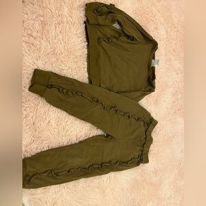Girls ruffle sweatsuit (fits a 4)